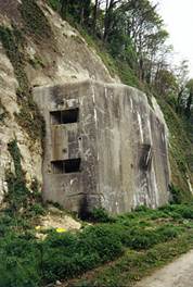 https://upload.wikimedia.org/wikipedia/commons/thumb/d/df/Bunker_Kanal_Nord_2.jpg/250px-Bunker_Kanal_Nord_2.jpg